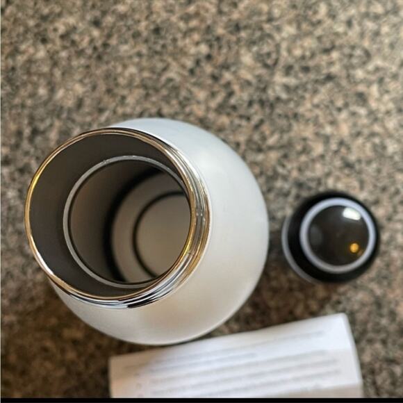 NEW Poshmark Branded Insulated Water Bottle - Picture 3 of 5